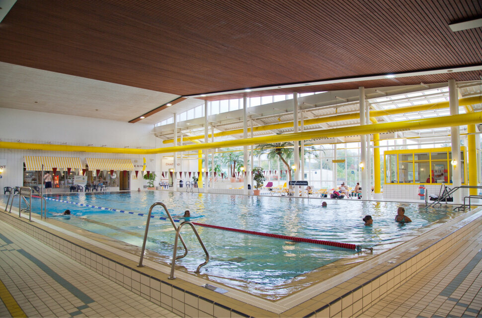 Großes Schwimmbecken zum Baden im Hallenbad FFB
