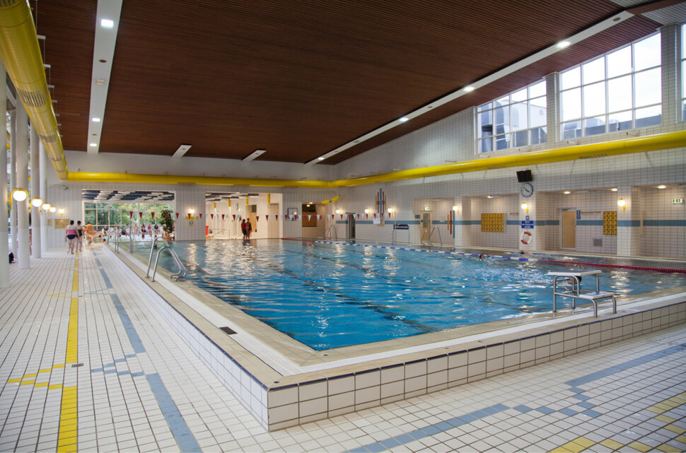 Großes Schwimmbecken im Hallenbad Fürstenfeldbruck